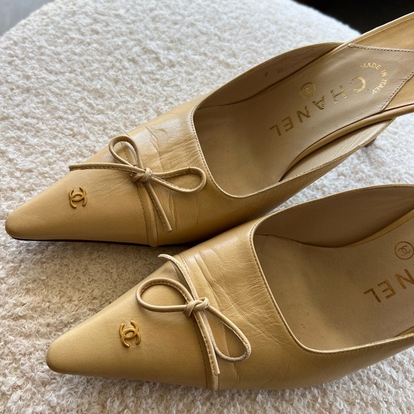 Vintage Chanel CC Beige Leather Bow Mule Heels - Picture 8 of 15